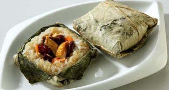 Lo Mai Gai (Glutinous Rice Chicken in Lotus Leaf)